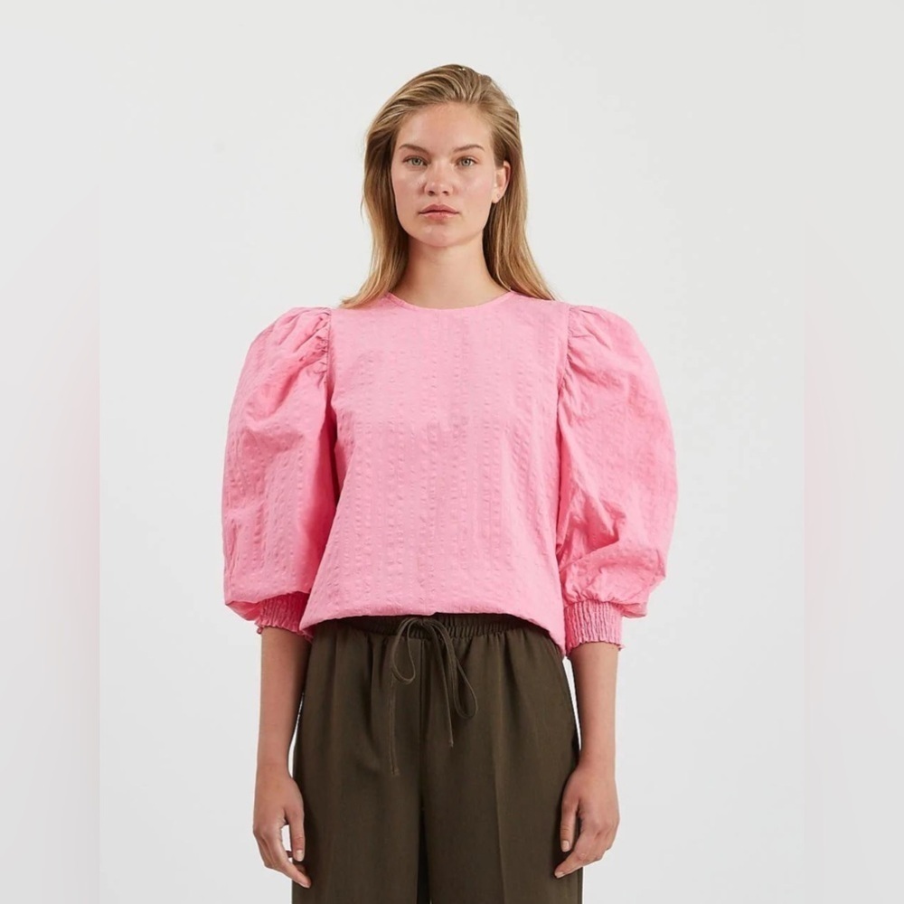 Miniumum - Gulli Blouse in Sachet Pink. 100% Cotton. voluminous sleeves.